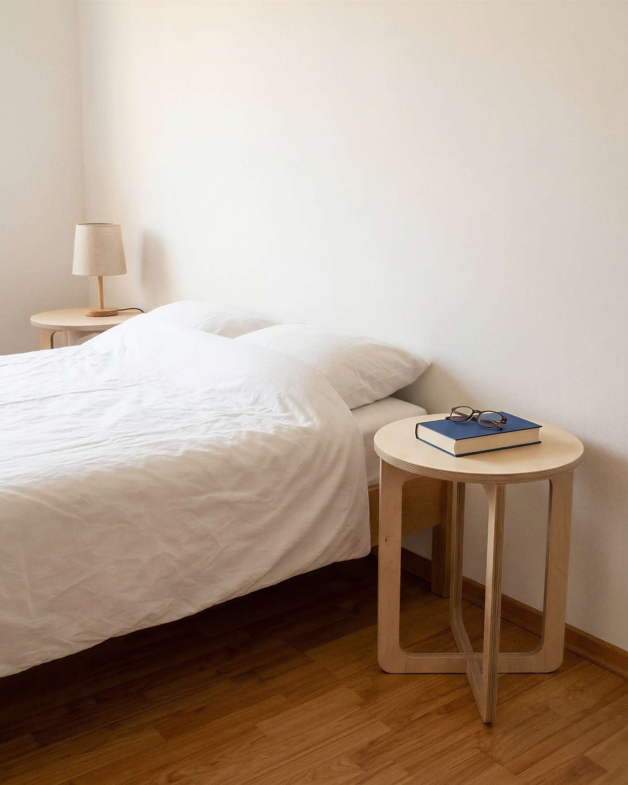 MUTAO Beistelltisch V1 als Nachttisch mit Buch und Lesebrille neben dem Bett