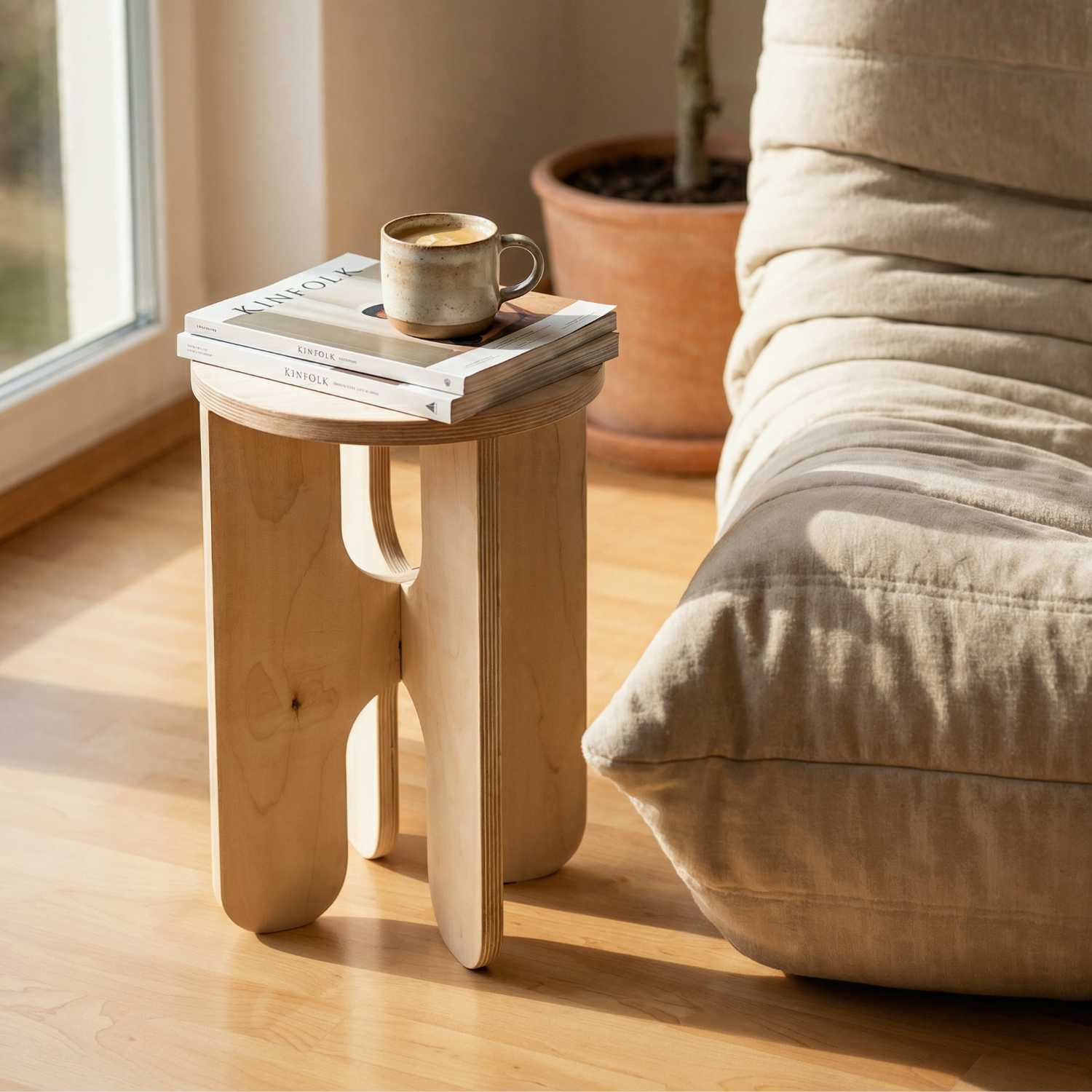 MUTAO Beistelltisch V2 neben Togo-Sessel mit Kinfolk-Magazinen im Sonnenlicht