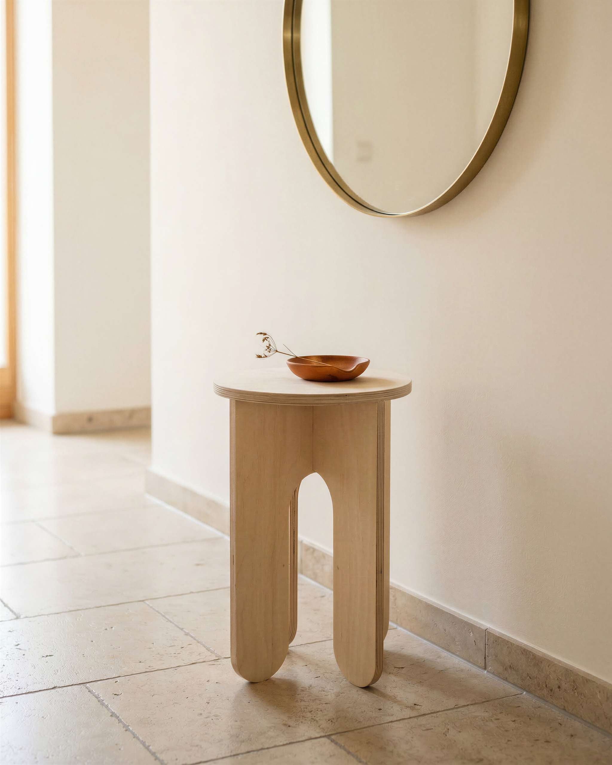 MUTAO Beistelltisch V3 im Flur unter einem runden Spiegel mit Holzschale als Ablage