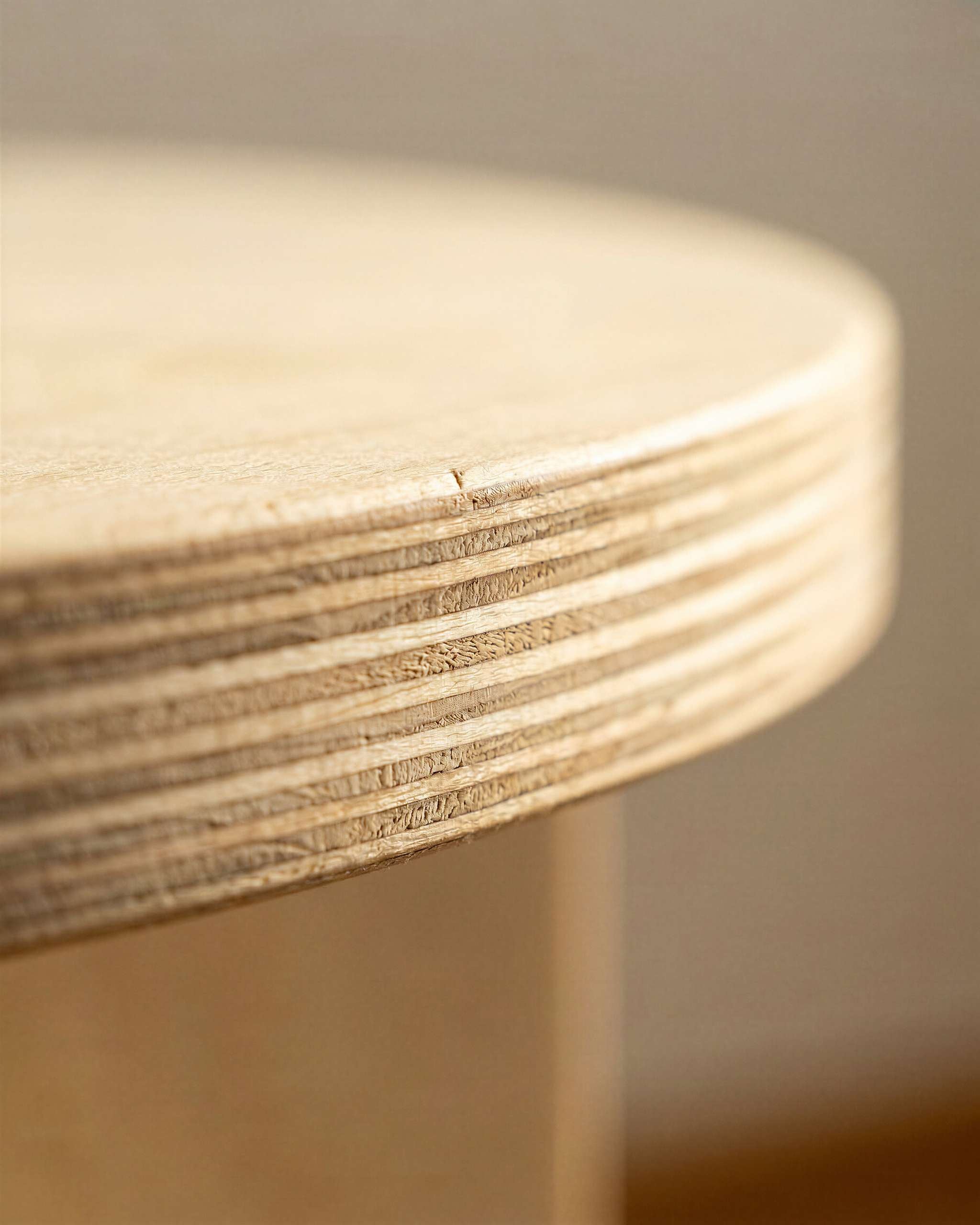 Nahaufnahme der Birke-Multiplex-Kante mit sichtbaren Holzschichten am MUTAO Beistelltisch V3