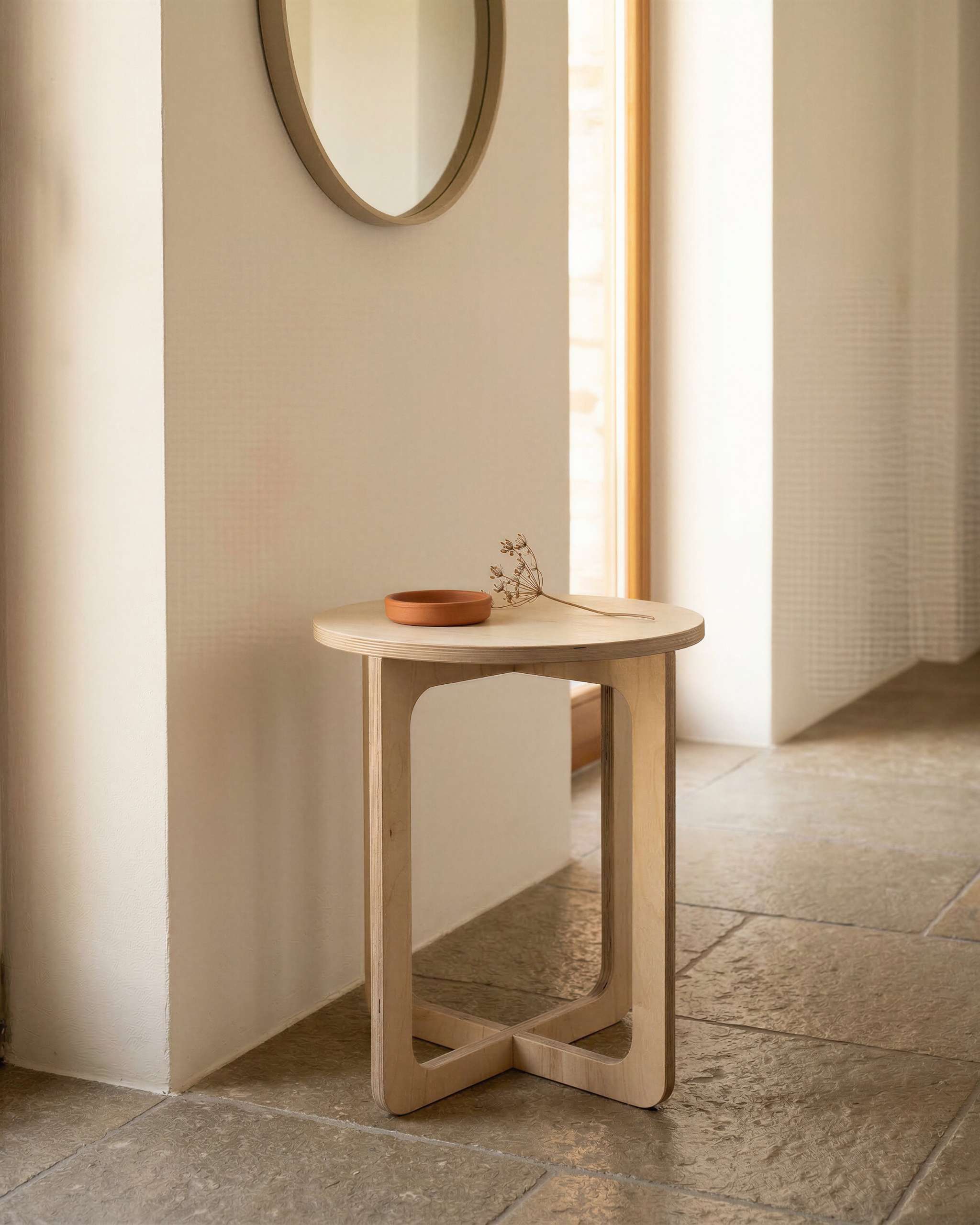 MUTAO Beistelltisch V1 im Eingangsbereich auf Natursteinboden unter einem ovalen Spiegel