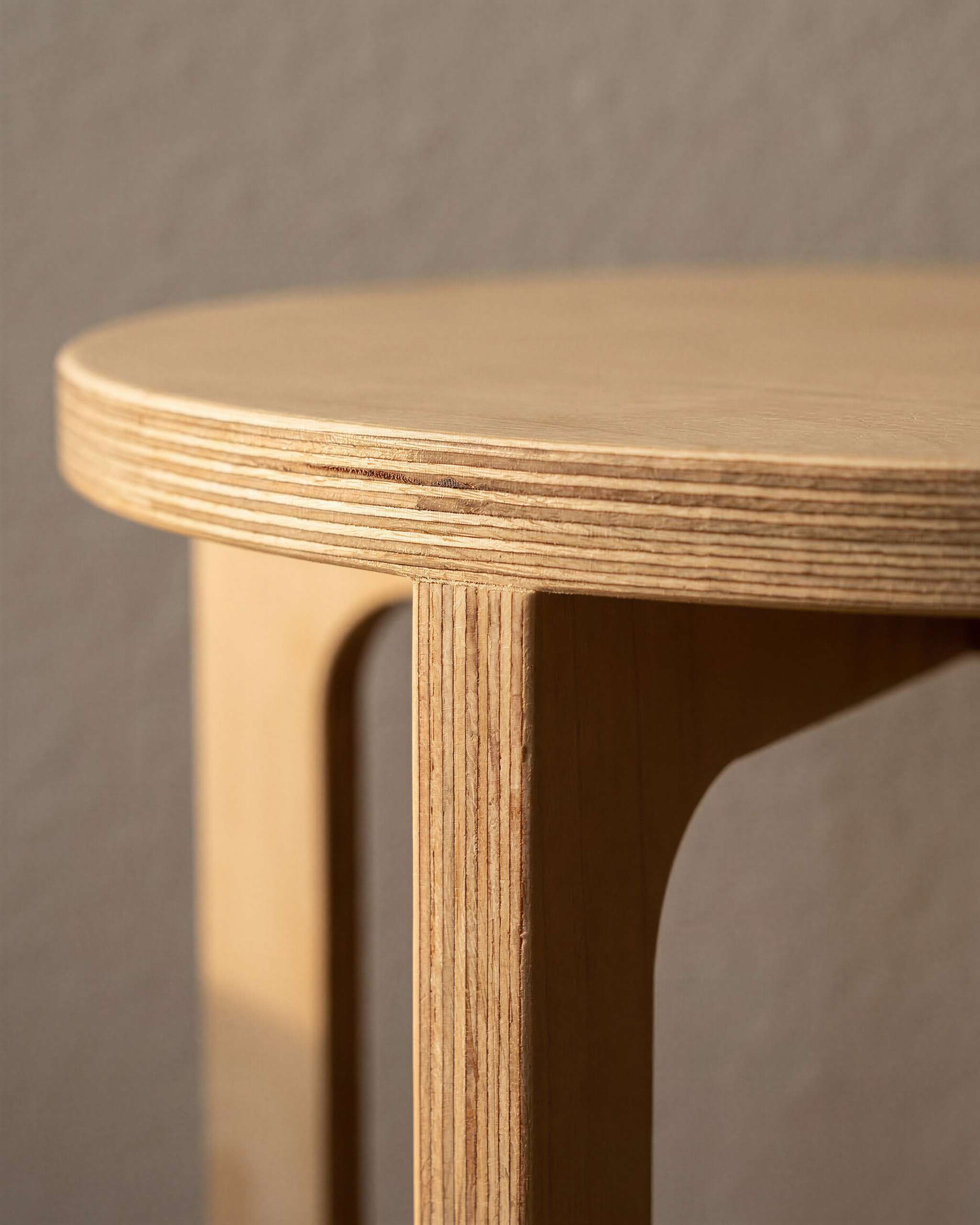Nahaufnahme der Birke-Multiplex-Kante mit sichtbaren Holzschichten am MUTAO Beistelltisch V1