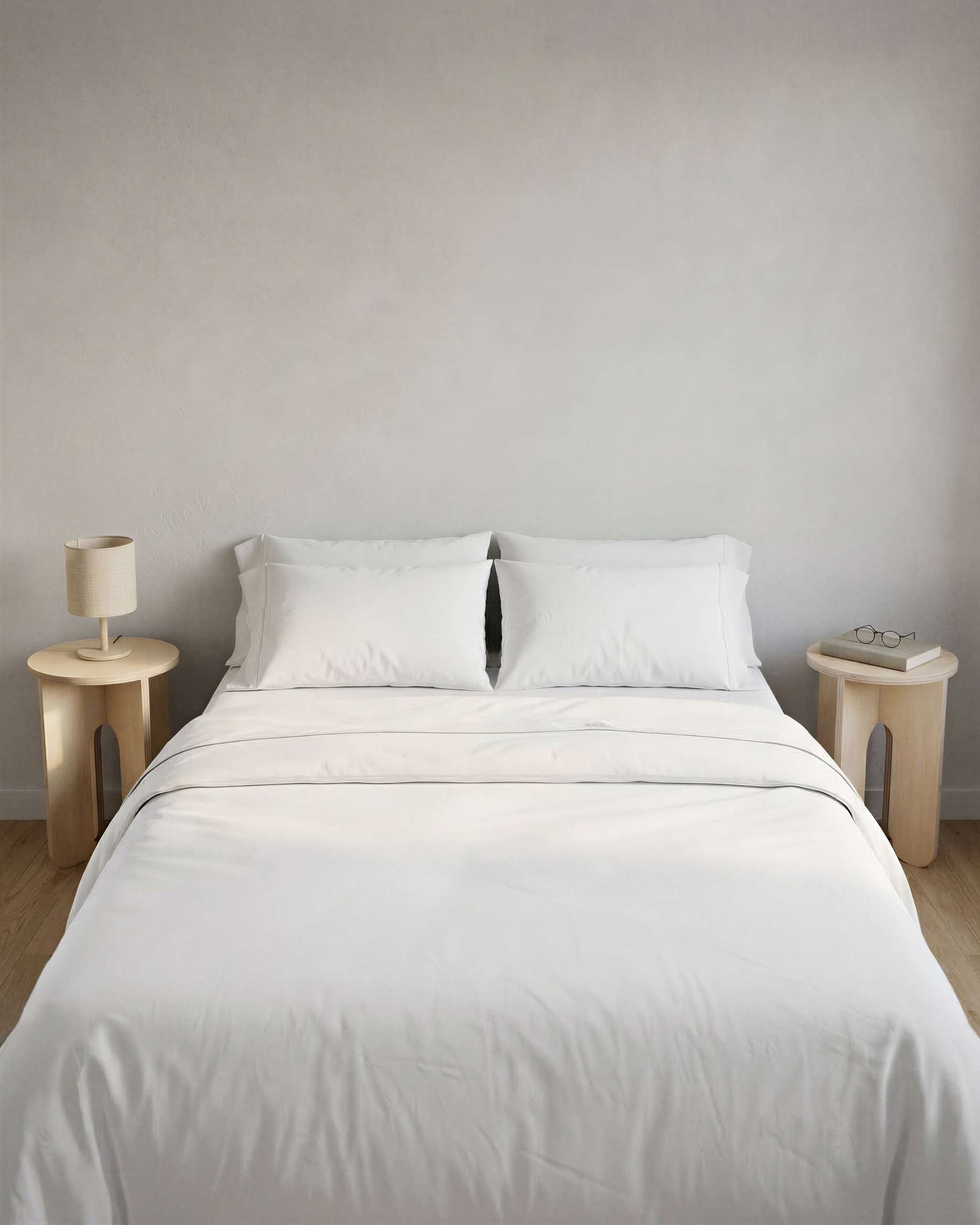 Zwei MUTAO Beistelltische V3 als Nachttisch-Set im minimalistischen Schlafzimmer