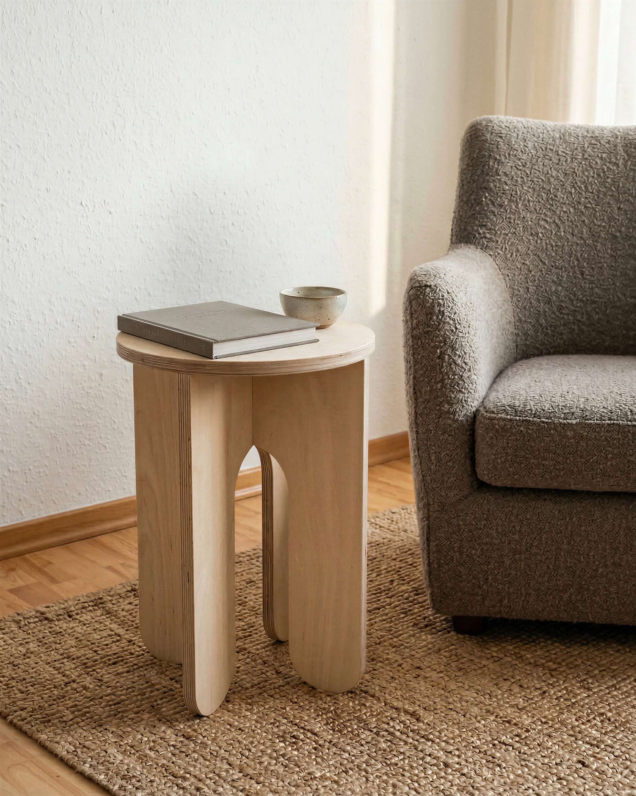 MUTAO Beistelltisch V3 neben einem Sessel im Japandi-Wohnzimmer mit Buch und Keramikschale