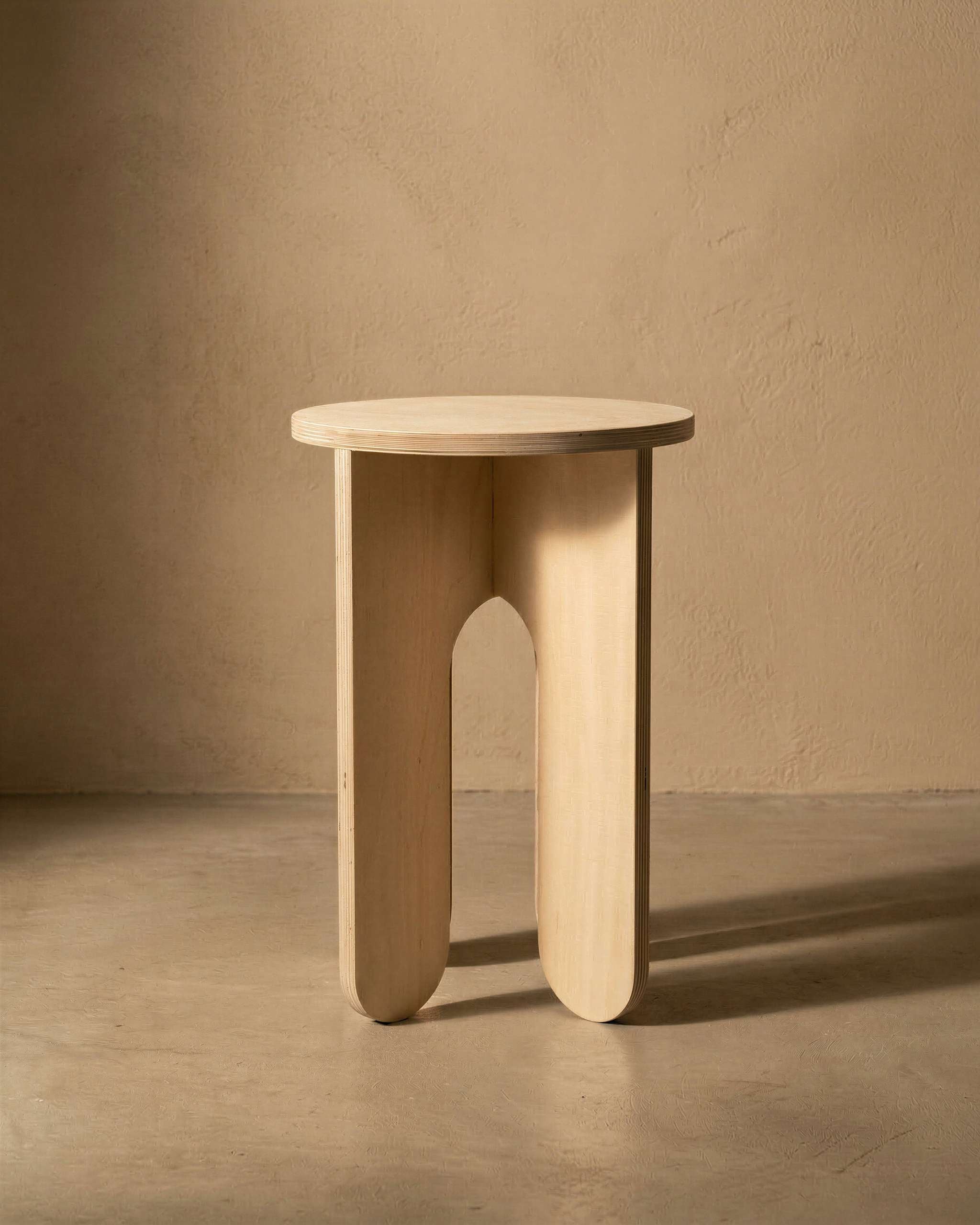 MUTAO Beistelltisch V3 aus Birke Multiplex, Frontalansicht vor neutralem Hintergrund